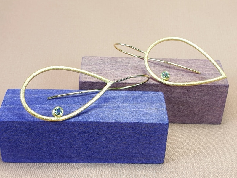 Geelgouden Druppels oorsieraden met aquamarijn. Ontwerp van Oogst Sieraden in Amsterdam
