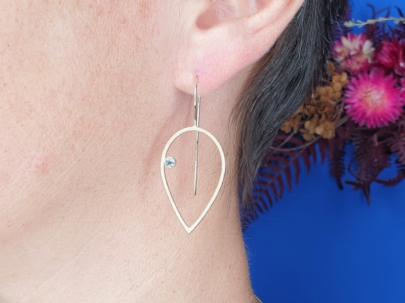 Geelgouden Druppels oorsieraden met aquamarijn. Ontwerp van Oogst Sieraden in Amsterdam