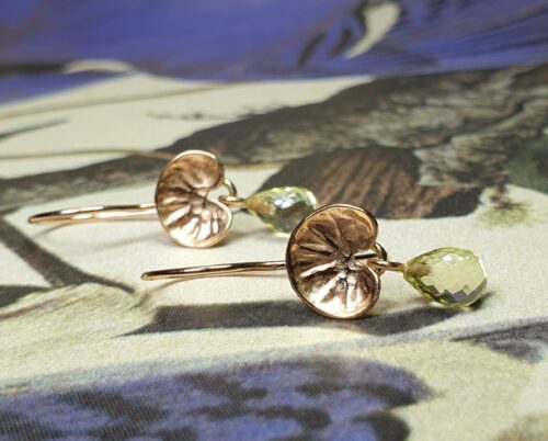 Roségouden Zwammen oorbellen met lemon quartz briolet. Uit het Oogst atelier in Amsterdam
