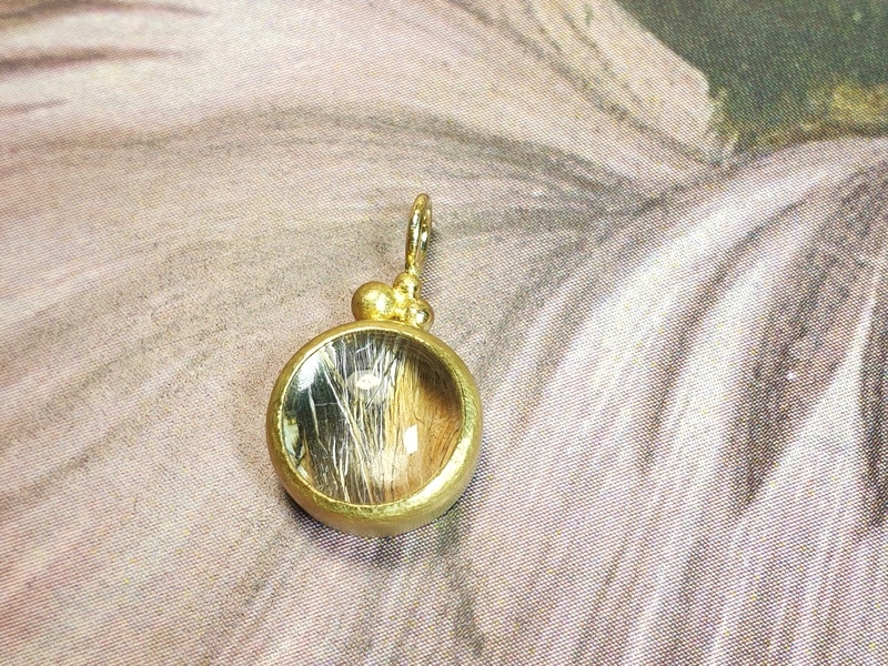 Hanger geelgoud met poezenhaar onder de bergkristal. Met fijne besjes. Gedenksieraad. Oogst Sieraden maatwerk.