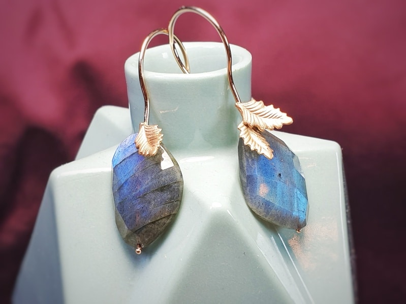Roségouden oorsieraden blaadjes en labradoriet dubbel roos geslepen. Oogst sieraden