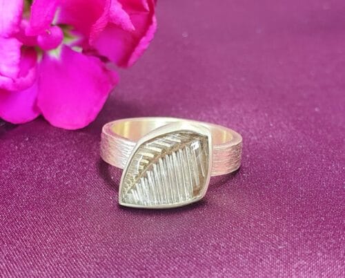 Geelgouden geboortering met gecarvde citrien. Baargoud ring met edelsteen. Maatwerk van Oogst Sieraden.