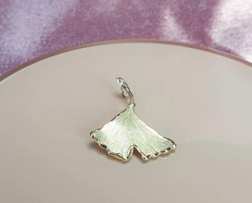 Geelgouden hanger Ginkgo blad aan een verfijnd ankerschakel collier. Handgemaakt door Oogst Sieraden.