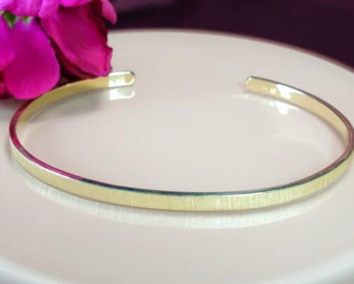Geelgouden klemarmband 'Eenvoud'. Geboortesieraad voor Robin. Maatwerk uit het Oogst atelier