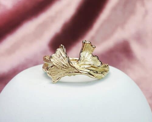 Geelgouden ring met Ginkgo bladeren op stoere takjes. Ontwerp van Oogst Sieraden in Amsterdam.