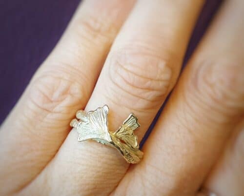 Geelgouden ring met Ginkgo bladeren op stoere takjes. Ontwerp van Oogst Sieraden in Amsterdam.