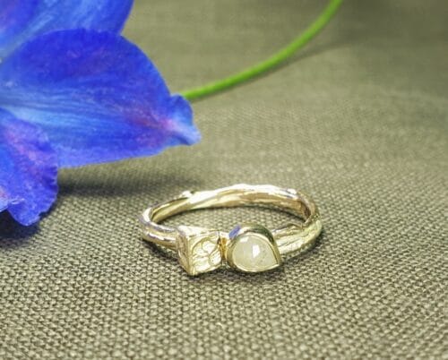 Geelgouden ring met kristalvorm en natural roosgeslepen diamant. Oogst Sieraden in Amsterdam