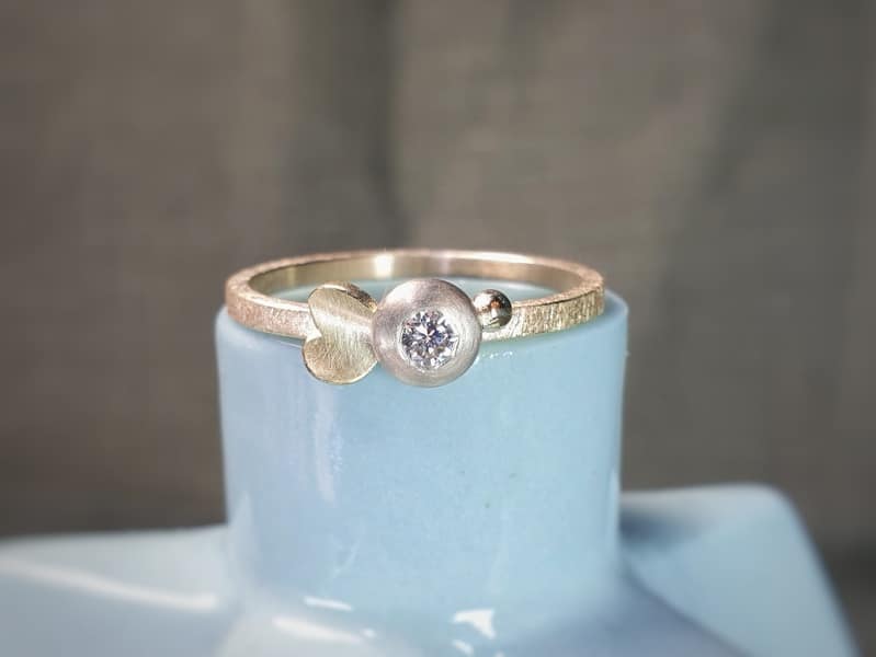 Yellow gold 'Boletus' engagement ring with a diamond and a berry. Oogst goldsmith in Amsterdam
