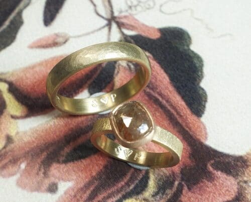 Gehamerde gouden trouwringen met roosgeslepen natural diamant. Oogst Sieraden maatwerk trouwringen.
