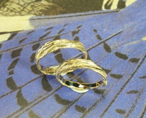 Geelgouden Twist trouwringen. Ontwerp van Oogst Sieraden.