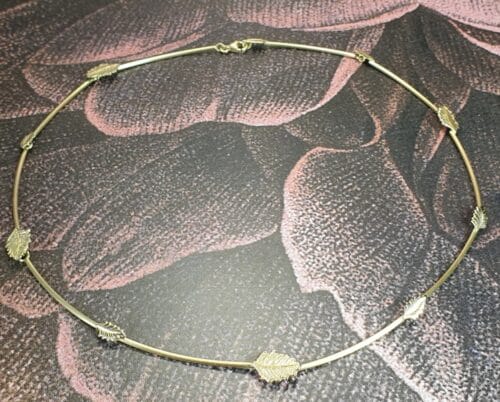 Gouden collier 'Blaadjes'. Ketting van oud goud gemaakt met blaadjes. Ontwerp van Oogst Sieraden