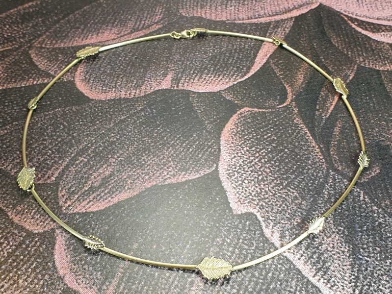 Gouden collier 'Blaadjes'. Ketting van oud goud gemaakt met blaadjes. Ontwerp van Oogst Sieraden