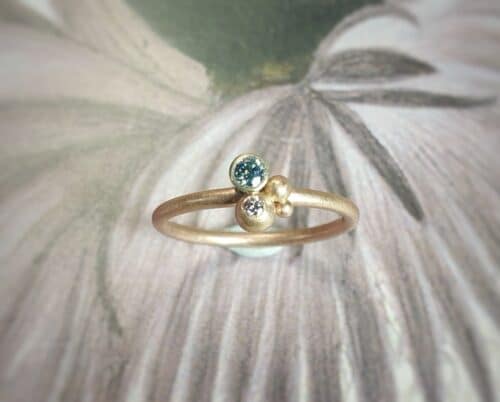 Roodgouden bessen ring met fancy ijsblauwe en lavendel diamant. Design van Oogst Sieraden.