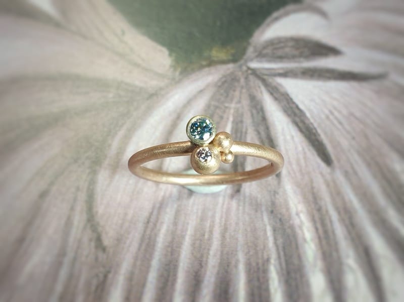 Roodgouden bessen ring met fancy ijsblauwe en lavendel diamant. Design van Oogst Sieraden.