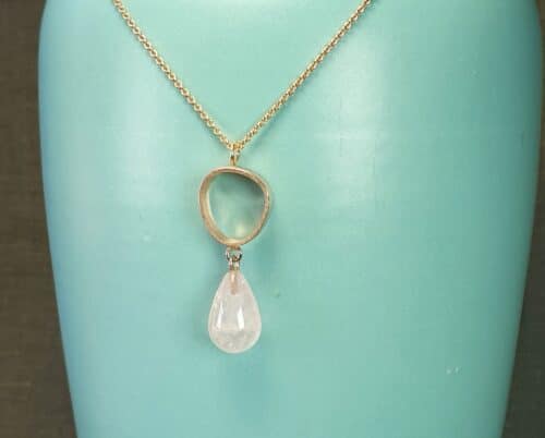 Roodgouden hanger 'Lineair' met rozenkwarts pampel. Ontwerp van Oogst Sieraden in Amsterdam