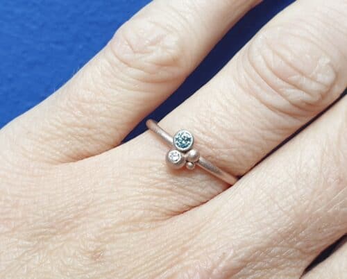 Roodgouden bessen ring met fancy ijsblauwe en lavendel diamant. Design van Oogst Sieraden.