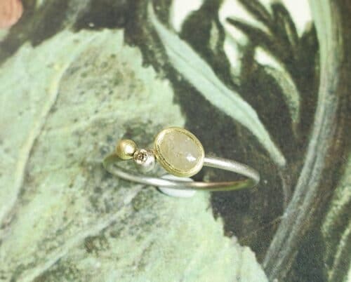 Wit- en geelgouden verlovingsring met natural roos diamant en saffraan briljant. Verfijnde vrolijke verlovingsring van Oogst Sieraden