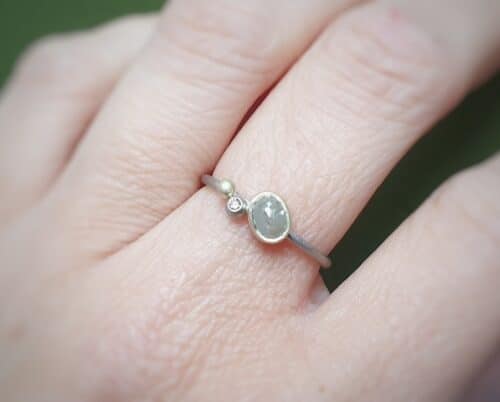 Wit- en geelgouden verlovingsring met natural roos diamant en saffraan briljant. Verfijnde vrolijke verlovingsring van Oogst Sieraden