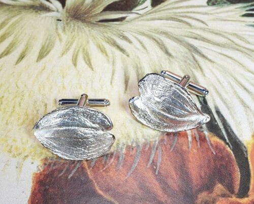 Zilveren manchetknopen blaadjes met klapmechaniek. Maatwerk uit het Oogst Sieraden atelier.