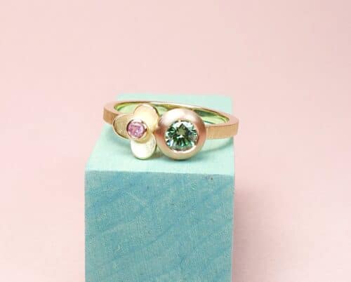 Geelgouden Boleet ring met 0,35 ct paraiba diamant en 0,06 ct roze saffier in bloem. Eenmalig handgemaakte ring van Oogst Sieraden.