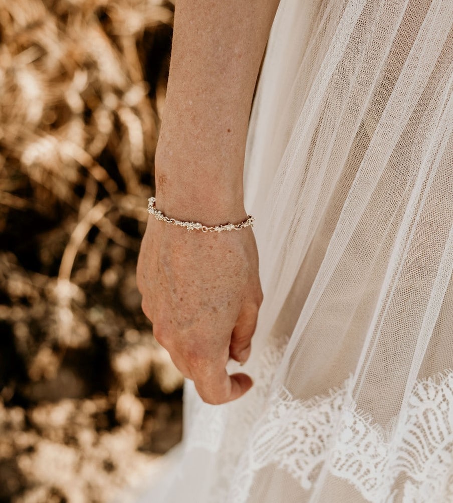 Trouwsieraden. Handgemaakte bruidssieraden van Oogst Sieraden in Amsterdam. Geelgouden armband 'Bessen'.
