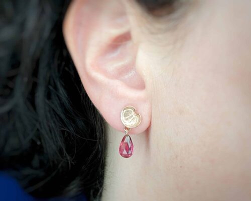 Roségouden oorsieraden 'Zwammetjes' met rubeliet brioletten. Ontwerp van Oogst Sieraden.