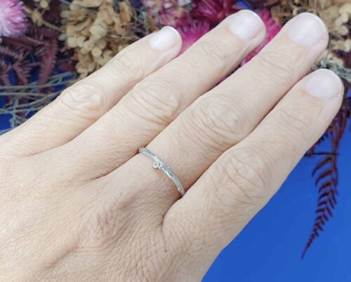 Witgouden ring 'Boomgaard. Verfijnd takje met diamant en besje. Ontwerp van Oogst Sieraden in Amsterdam