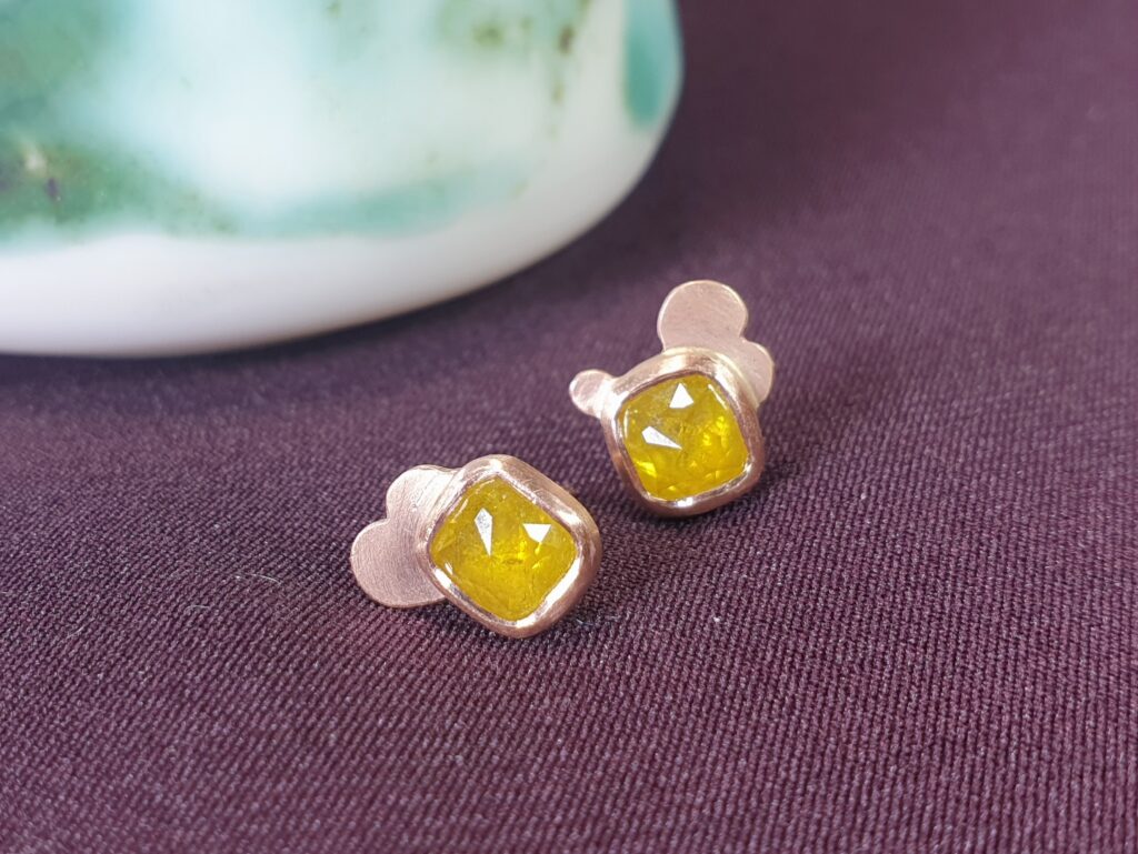 Roodgouden Wolk oorbellen met honinggele natural diamant. Ontwerp van Oogst Sieraden