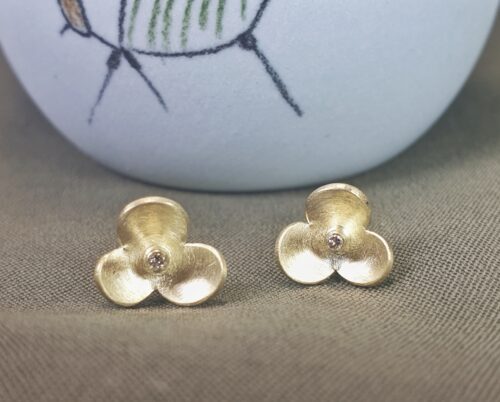 Geelgouden In Bloei oorbellen met diamant. Ontwerp van Oogst Sieraden