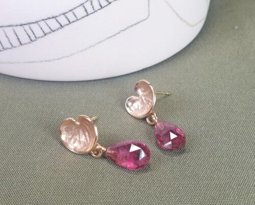 Roségouden oorsieraden 'Zwammetjes' met rubeliet brioletten. Ontwerp van Oogst Sieraden.