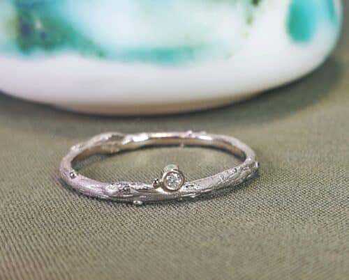 Witgouden ring 'Boomgaard. Verfijnd takje met diamant en besje. Ontwerp van Oogst Sieraden in Amsterdam