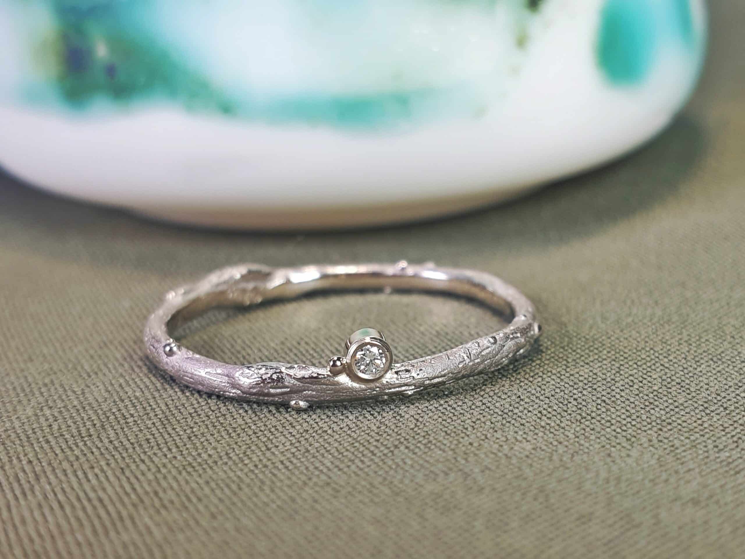 Witgouden ring 'Boomgaard. Verfijnd takje met diamant en besje. Ontwerp van Oogst Sieraden in Amsterdam