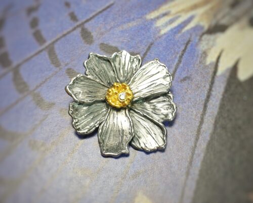 Zilveren Cosmea hanger met bladgoud en diamant. Ontwerp van Oogst goudsmid