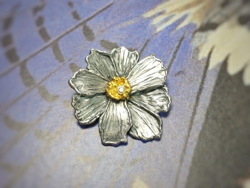 Zilveren Cosmea hanger met bladgoud en diamant. Ontwerp van Oogst goudsmid