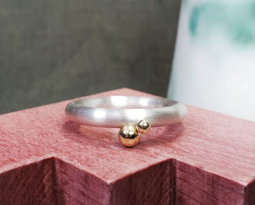 Zilveren ring met geelgouden Bessen. Ontwerp van Oogst Sieraden in Amsterdam.