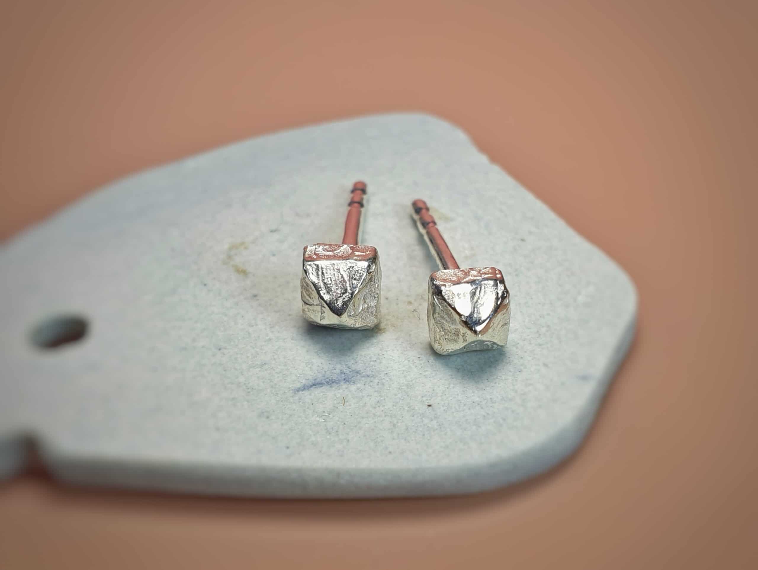 Silver ear studs from the 'Crystals' series. Pyramid shapes. Design by Oogst Goldsmith in Amsterdam