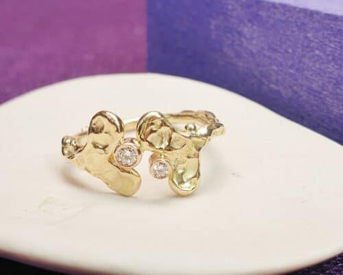 Roségouden Blaadjes verlovingsring met 0,05 en 0,03 crt diamanten. Ontwerp van Oogst Sieraden te Amsterdam.