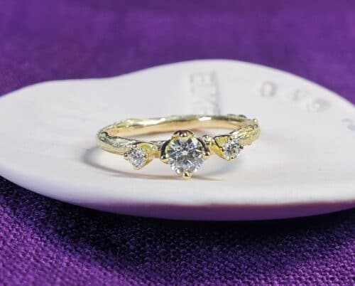 Geelgouden verlovingsring Boomgaard en 3 diamanten. Ontwerp van Oogst Sieraden.