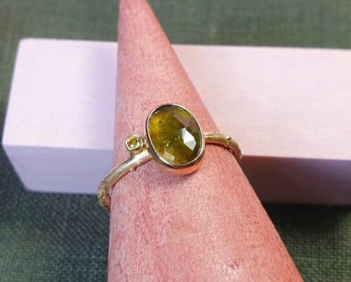 Roségouden Boomgaard ring met Toermalijn en olijf diamant. Ontwerp van Oogst sieraden in Amsterdam