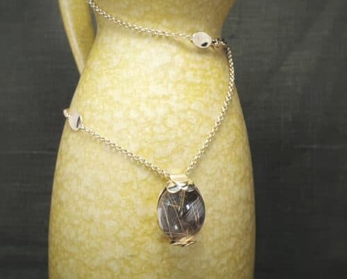 Gouden collier Blaadjes met Rutielkwarts hanger. Ontwerp van Oogst Sieraden te Amsterdam