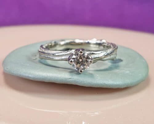 Witgouden Twist verlovingsring met 0,30 ct light brown diamant. Moderne solitaire ring van Oogst Sieraden