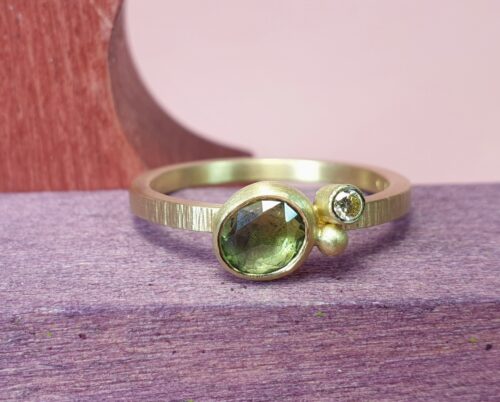 Blog over Saffier. Geelgouden saffierring met diamant. Sieraadontwerp Oogst goudsmeden Amsterdam.
