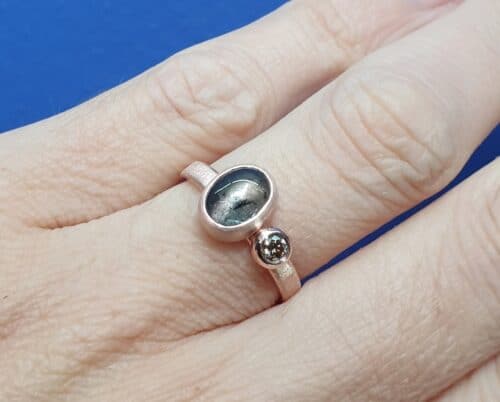Roodgouden Verzameling ring met grijze toermalijn en licht bruine diamant. Ontwerp van Oogst Sieraden in Amsterdam