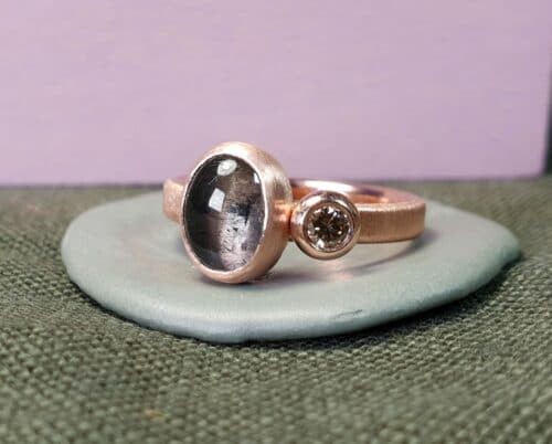 Roodgouden Verzameling ring met grijze toermalijn en licht bruine diamant. Ontwerp van Oogst Sieraden in Amsterdam