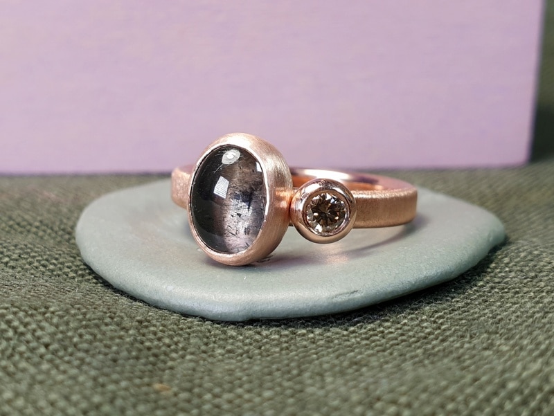 Roodgouden Verzameling ring met grijze toermalijn en licht bruine diamant. Ontwerp van Oogst Sieraden in Amsterdam
