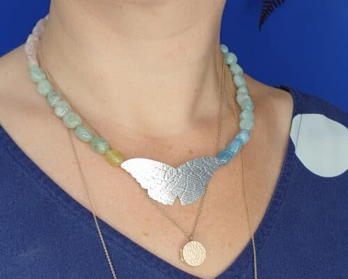 Zilveren Vlinder met beryl in natuurlijk kleurverloop collier. Ontwerp van Oogst Sieraden in Amsterdam