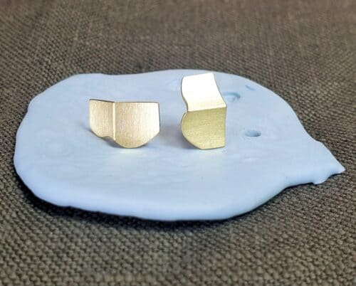 These yellow gold ‘Folding’ ear studs are from our ‘Amorphous vs Chrystalline’ series. Designed by Oogst Amsterdam