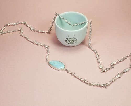 Zilveren Bessen collier lang met een larimar ornament. Ontwerp van Oogst Sieraden in Amsterdam.