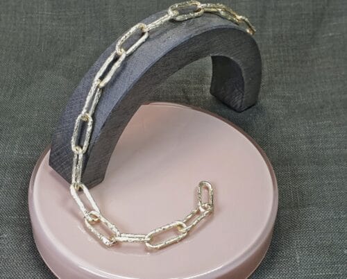 Gouden armband uit de Boomgaard serie. Geelgouden Takjes schakelarmband. Stoer ontwerp van Oogst.