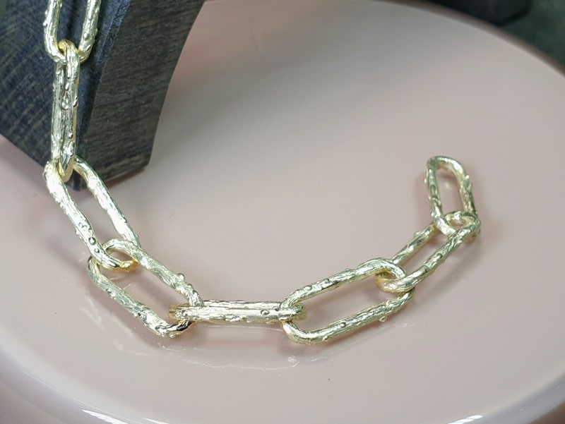 Gouden armband uit de Boomgaard serie. Geelgouden Takjes schakelarmband. Stoer ontwerp van Oogst.